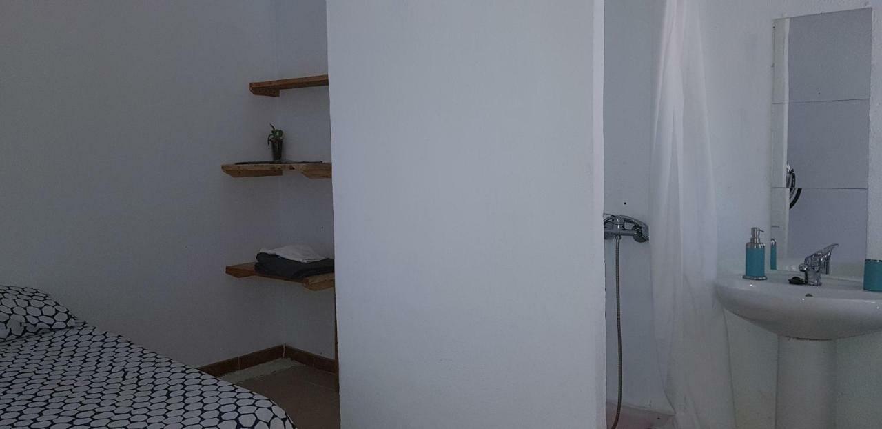 Basic En-Suite Bedroom By The Sea Guinea Exterior photo