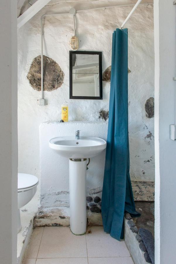 Basic En-Suite Bedroom By The Sea Guinea Exterior photo